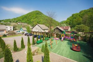 - Vistas aéreas a un parque infantil con tobogán en Готель Мараморош, en Shayan