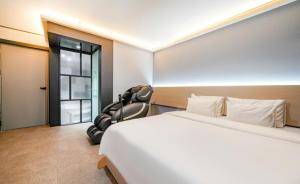 Habitación de hotel con cama y ventana en Hotel The May en Busan