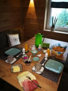 einem Holztisch mit Tellern und Utensilien darauf in der Unterkunft Pension Susanne in Bruttig-Fankel