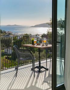 einen Tisch und Stühle auf einem Balkon mit Meerblick in der Unterkunft Payava Hotel by True Blue in Kalkan