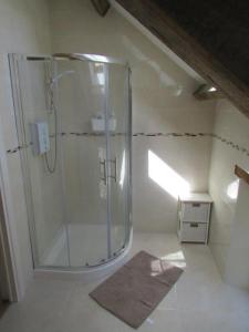 Ένα μπάνιο στο Lovely 3-Bed House at Clashganny Mill Borris