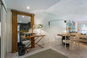 Pokój ze stołem i krzesłami oraz jadalnią w obiekcie Victory Beach House w mieście Quinta do Lago