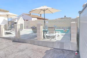 Patio lub wspólna przestrzeń na świeżym powietrzu w obiekcie Chalet Puente Tabla