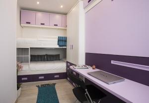 a room with a desk and a bed and bunk beds at Apartamento Salamanca Confort XII en Madrid in Madrid
