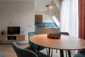 comedor con mesa de madera y sillas en Centrum-Appartement Langstraat 29, en Zoutelande