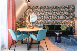 - un salon avec un canapé, une table et des chaises dans l'établissement Centrum-Appartement Langstraat 29, à Zoutelande