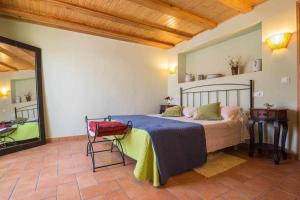 Ένα ή περισσότερα κρεβάτια σε δωμάτιο στο Casa Rural Ca Lluis