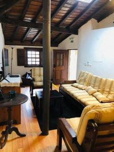 uma sala de estar com um sofá e uma mesa em Casa do Avô em Sistelo