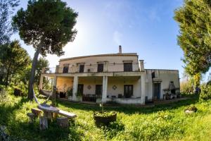 Ein altes Haus mitten auf einem Feld in der Unterkunft 4 bedrooms house with sea view and furnished garden at Sciacca 1 km away from the beach in Sciacca