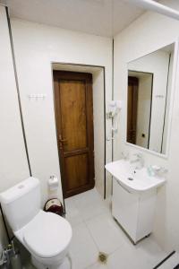 A bathroom at Sanapiro Hotel