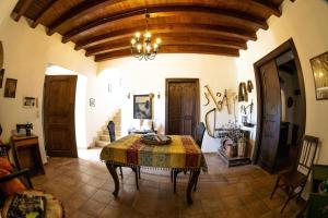 Et opholdsområde på Spacious house with sea view