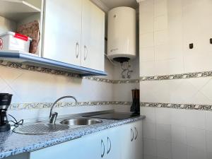 eine Küche mit Spüle und Arbeitsplatte in der Unterkunft Apartamentos Centro del VINO Tandal in Ronda + 123 Fotos