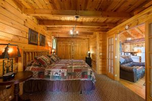 Galería fotográfica de Nestled In Secluded Cabin in the Mountains with Hot Tub, Fire Pit, and SEGA Game System! en Sevierville