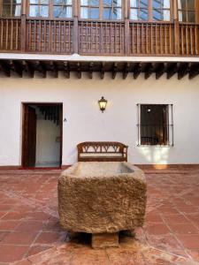 einer Bank in der Mitte eines Gebäudes in der Unterkunft Apartamentos Centro del VINO Tandal in Ronda