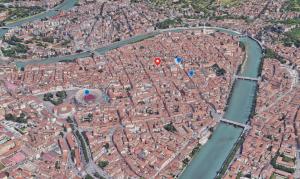 uma vista superior de uma cidade com um rio em Boutique Hotel Touring em Verona