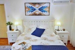 A bed or beds in a room at The Secret Lodge- NEW with private GARAGE, entire house