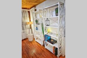 A bed or beds in a room at The Secret Lodge- NEW with private GARAGE, entire house