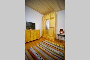 Habitación con armario de madera y alfombra. en The Secret Lodge- NEW with private GARAGE, entire house, en Veliko Tŭrnovo
