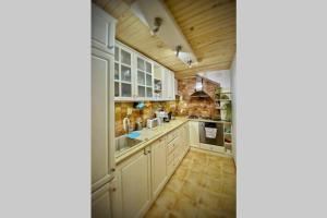A kitchen or kitchenette at The Secret Lodge- NEW with private GARAGE, entire house