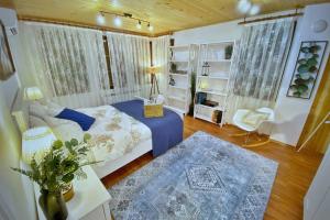 A bed or beds in a room at The Secret Lodge- NEW with private GARAGE, entire house