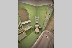 A bathroom at The Secret Lodge- NEW with private GARAGE, entire house Még 32 kép