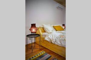 A bed or beds in a room at The Secret Lodge- NEW with private GARAGE, entire house