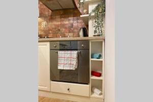 A kitchen or kitchenette at The Secret Lodge- NEW with private GARAGE, entire house