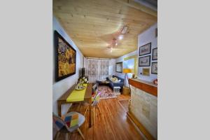 A seating area at The Secret Lodge- NEW with private GARAGE, entire house