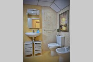 A bathroom at The Secret Lodge- NEW with private GARAGE, entire house