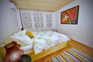 A bed or beds in a room at The Secret Lodge- NEW with private GARAGE, entire house
