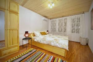 A bed or beds in a room at The Secret Lodge- NEW with private GARAGE, entire house