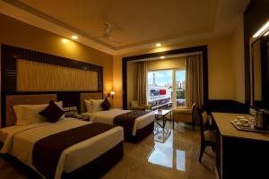 Postel nebo postele na pokoji v ubytování Hotel Aadithya + 29 fotografií