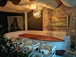 - une salle à manger avec une table et des chaises dans l'établissement Villa D'amore Montenegro, à Donji Morinj