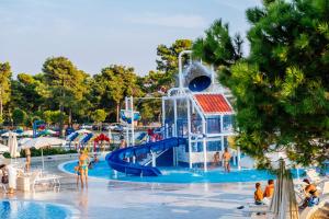 Bazén v ubytovaní Zaton Holiday Resort Mobile Homes alebo v jeho blízkosti