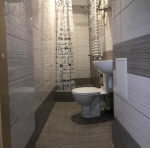 A bathroom at Etno Hostel
