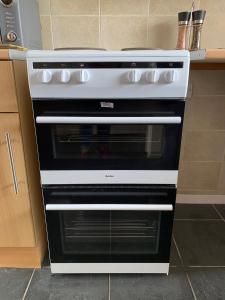 a white and black oven in a kitchen at Stay Seaton Delaval in Seaton Delaval