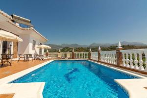 - une piscine dans une villa avec balcon dans l'établissement VILLA ANDALUCÍA: cerca de todo, intimidad y espacio, à Nerja