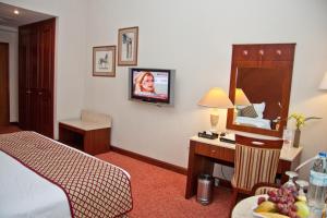 TV a/nebo společenská místnost v ubytování Regent Palace Hotel