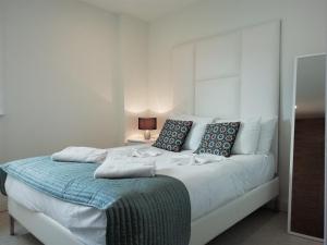 Postelja oz. postelje v sobi nastanitve Barbican Serviced Apartments