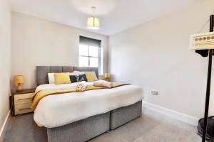ein Schlafzimmer mit einem großen Bett in einem Zimmer in der Unterkunft Sapphire Serviced Apartment in Chelmsford