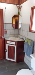 bagno con lavandino e specchio di Montaña Linda Guest House Orosi a Orosí