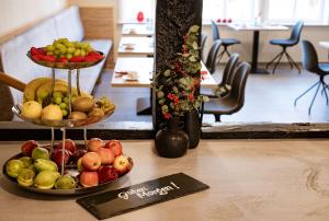 duas cestas de fruta sentadas numa mesa em Hotel1601 Inklusionsunternehmen em Treffurt