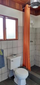 オロシにあるMontaña Linda Guest House Orosiのバスルーム(トイレ、オレンジ色のシャワーカーテン付) +34枚の写真