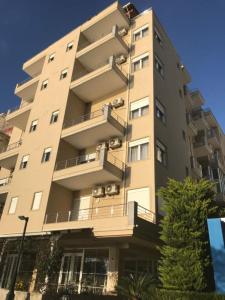 ein hohes Gebäude mit Balkon an der Seite in der Unterkunft Eval Hotel in Sarandë