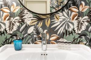 A bathroom at Weflating City Center