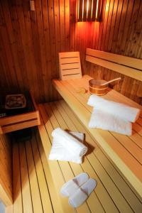 uma vista interior para uma sauna com toalhas brancas em B&B Plitvice Area Natura em Seliste Dreznicko