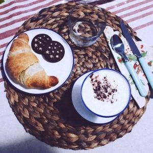 einen Tisch mit zwei Teller Essen auf einem Korb in der Unterkunft Casa sui Tetti in Ozieri