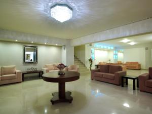 Area tempat duduk di Eurohotel Katrin Hotel & Bungalows