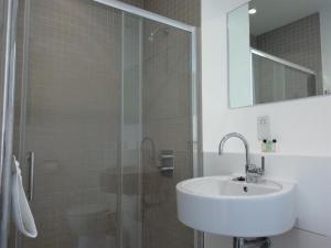 bagno con lavandino e doccia di Leather Lane Serviced Apartments a Londra