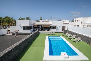 uma imagem de uma villa com piscina em Villa Tuco em Teguise